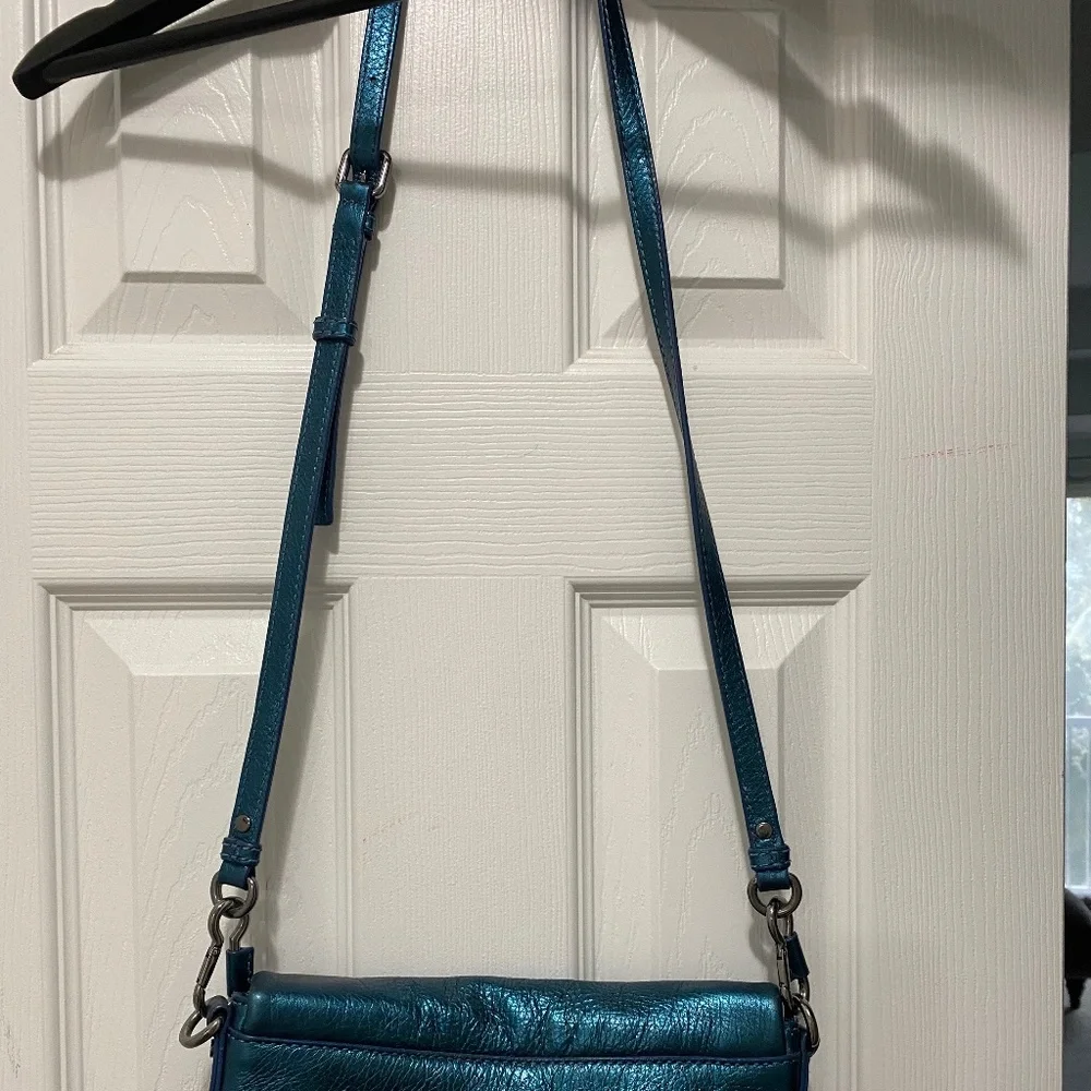 Marc by Marc Jacobs Blue Metallic Leather Crossbody Bag – Designer Chic Statemen